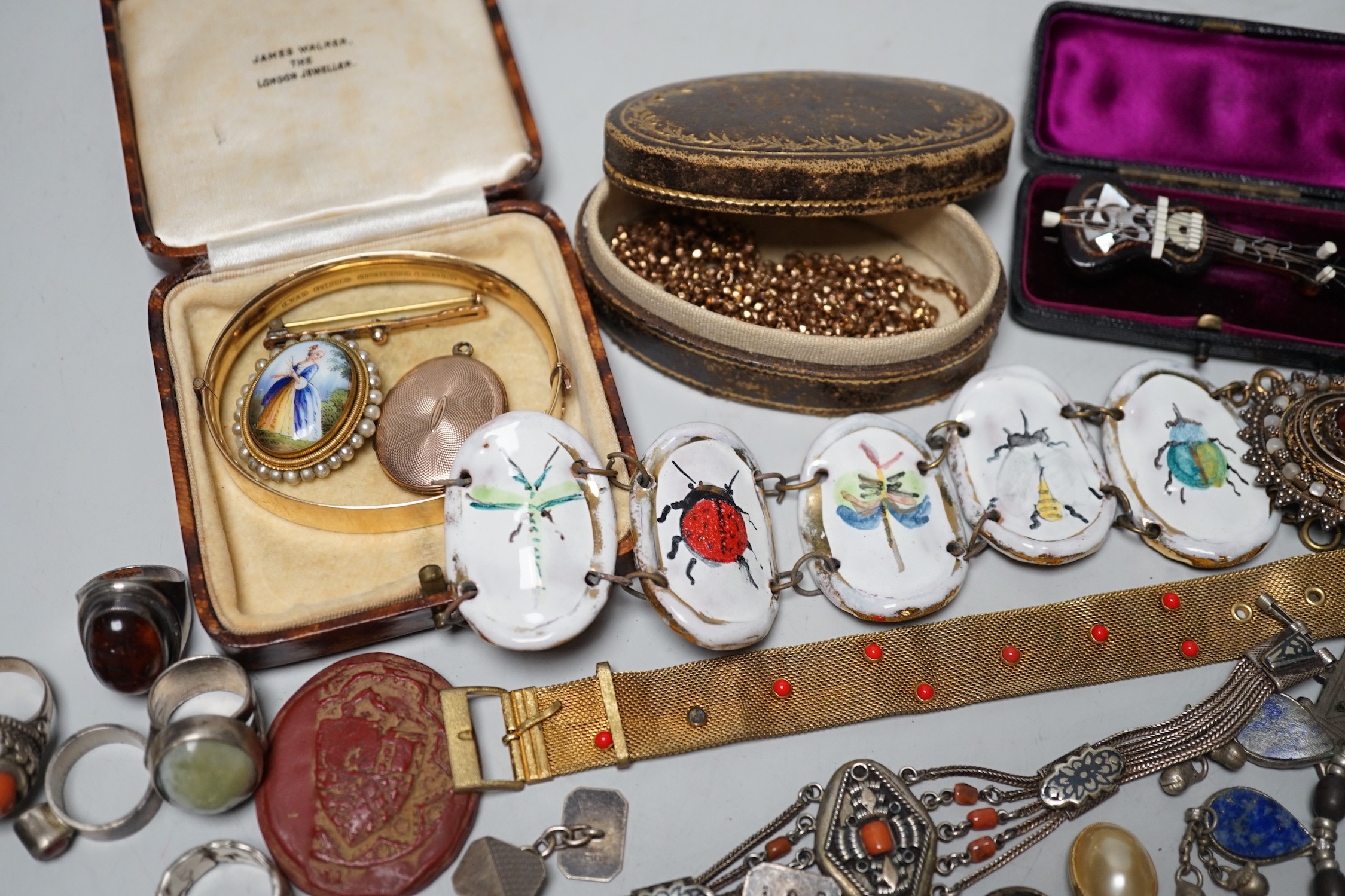 Assorted jewellery including Victorian pinchbeck guard chain, enamelled bracelet, sterling brooch etc.